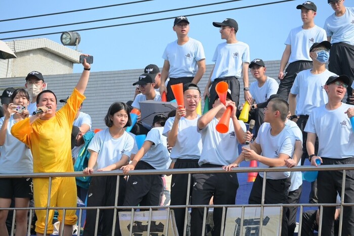 看台區為場上選手們賣力加油的薛翔宇區隊長及同學