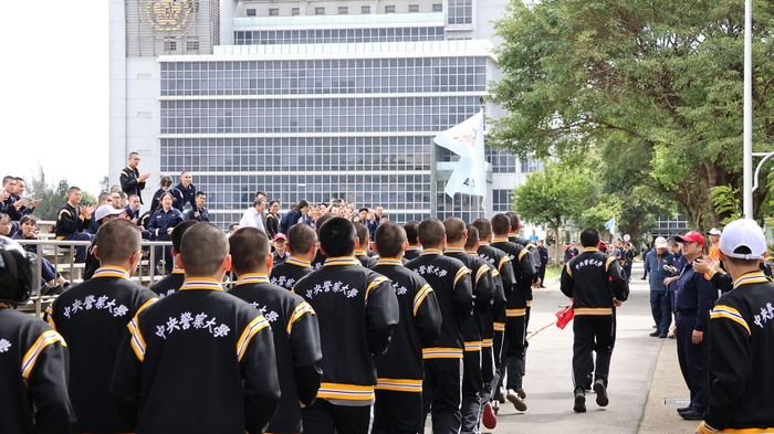 觀看拔河比賽聚集的人潮