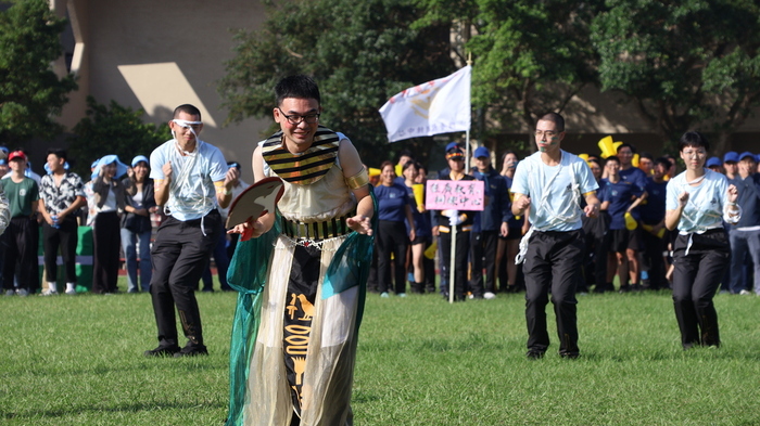 扮演埃及豔后跳活力進場的黃寬裕訓導