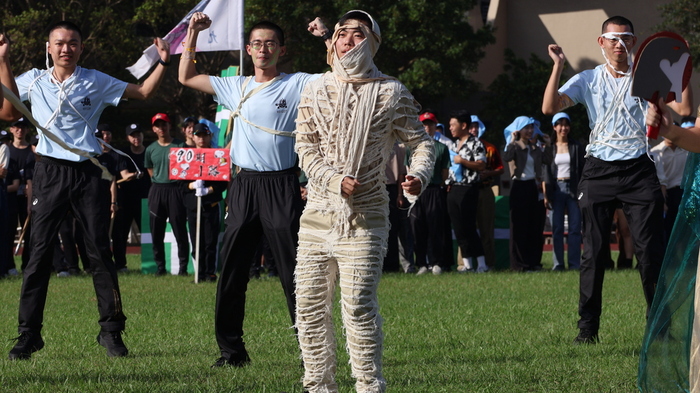 扮演木乃伊跳活力進場的陳守中區隊長