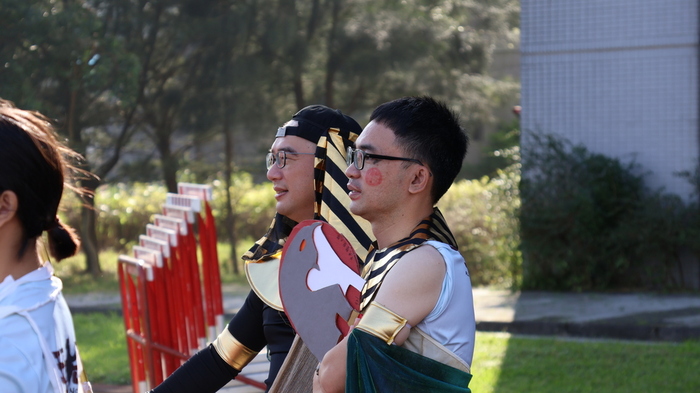 扮演法老王的沈建呈中隊長及扮演埃及艷紅的黃寬裕訓導